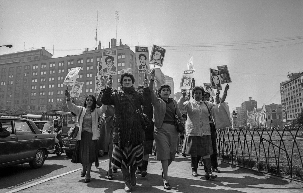 Manifestación de la Agrupación de Familiares de Detenidos Desaparecidos (AFDD), 1983. Fotografía de Kena Lorenzini.