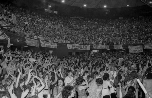 Acto “Hoy y no mañana” en el Teatro Caupolicán, 1983. Fotografías de Kena Lorenzini.