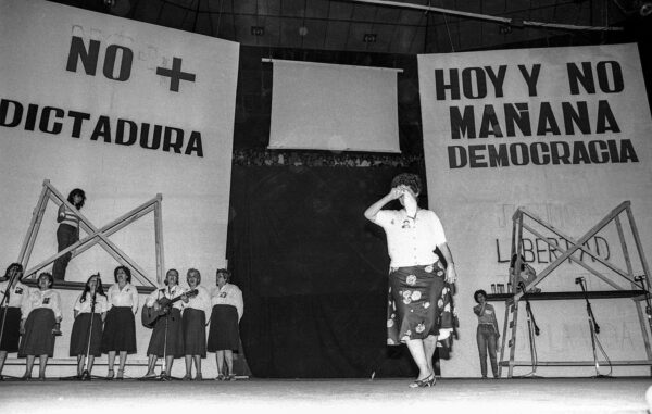 Acto “Hoy y no mañana” en el Teatro Caupolicán, 1983. Fotografías de Kena Lorenzini.