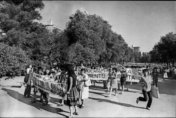 Manifestación del movimiento de mujeres, 1983. Fotografía de Kena Lorenzini.