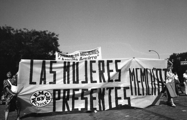 Manifestación en el Parque O’Higgins, 1987. Fotografía de Kena Lorenzini.