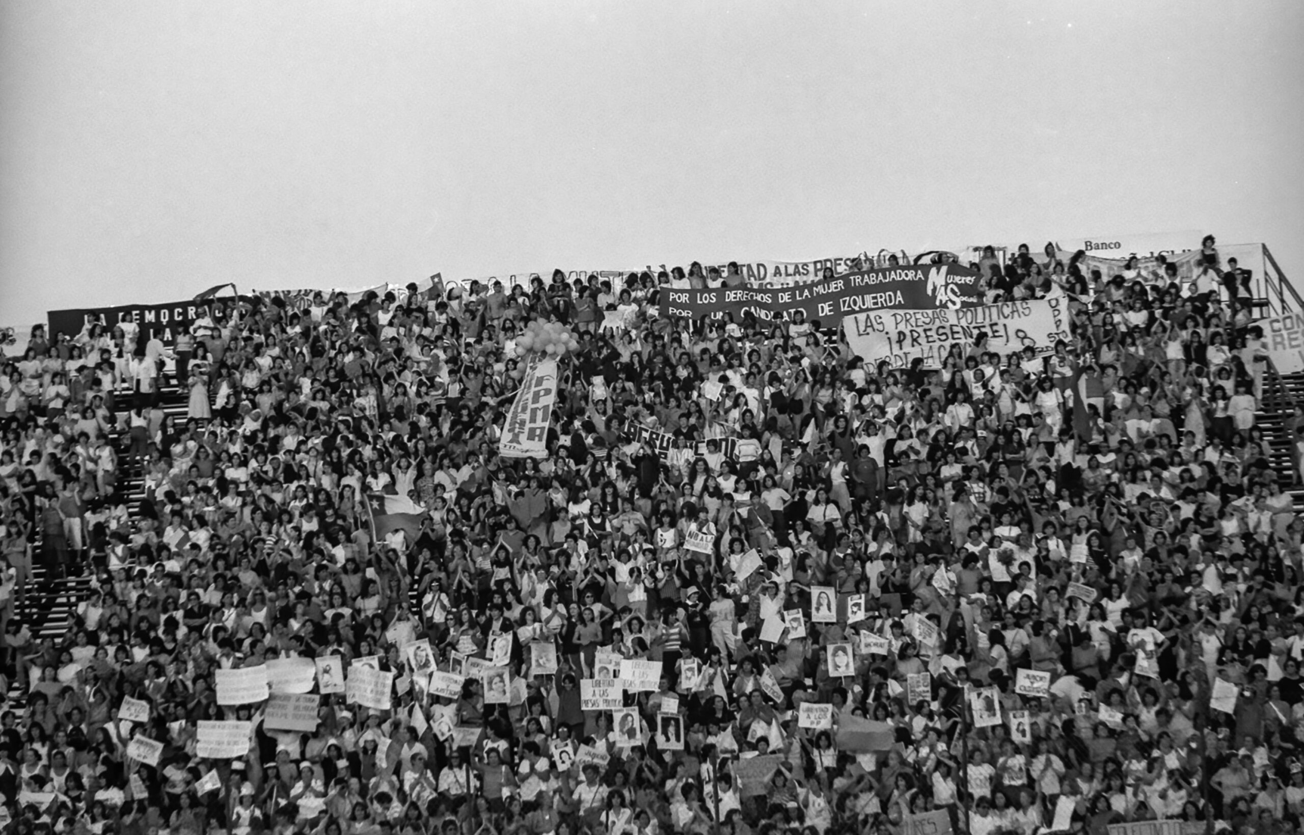 Conmemoración del Día Internacional de la mujer en el Estadio Santa Laura, 8 de marzo de 1989. Fotografías de Kena Lorenzini.